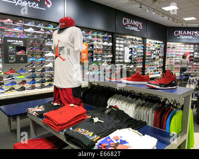 Michael Jordan Nike avec logo Swoosh, Brand Merchandise, champs Sports dans la galerie marchande Holiday Village, Great Falls, Montana, États-Unis Banque D'Images