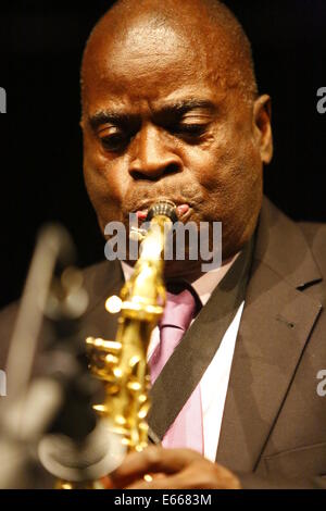 Worms, Allemagne. 15e Août, 2014. Le saxophoniste Maceo Parker se produit sur scène au festival de jazz et de joie en 2014 vers. Maceo Parker, est un saxophoniste de jazz funk et soul et mieux connu pour jouer en solo dans de nombreuses pièces de James Brown's enregistrements à succès. © Michael Debets/Pacific Press/Alamy Live News Banque D'Images