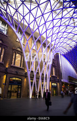 Hall de l'ouest à King's Cross créé par John McAslan  + Partners, la gare de King's Cross, Londres, Angleterre, Royaume-Uni Banque D'Images