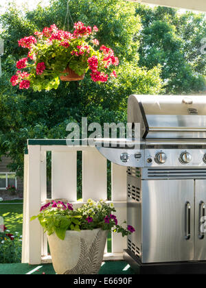 Pont Soleil invitant avec fleurs et Grill, USA Banque D'Images