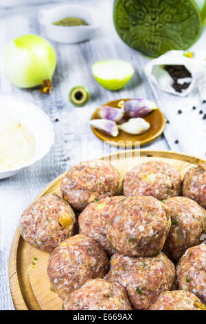 Libre de boulettes de viande préparé pour rouler dans la chapelure Banque D'Images