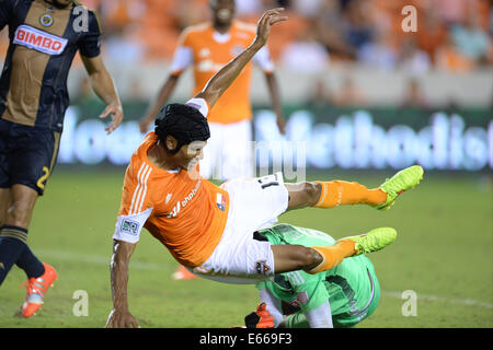 Houston, Texas, USA. 15e Août, 2014. Le milieu de terrain Dynamo de Houston Ricardo Clark (13) est suspendu par l'Union de Philadelphie gardien Andre Blake (1) au cours d'un match entre la MLS Houston Dynamo et l'Union de Philadelphie au stade BBVA Compass à Houston, TX le 15 août, 2014. La Dynamo a gagné le match 2-0. Credit : Trask Smith/ZUMA/Alamy Fil Live News Banque D'Images