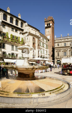 Fontana di Madonna Madonna ou la fontaine, avec la Torre De Gardello derrière, la Piazza delle Erbe, Verona, Italie. Banque D'Images