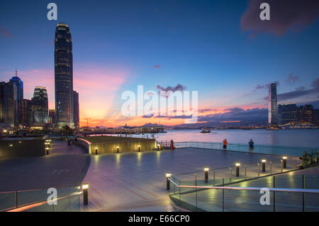 Parc Tamar et gratte-ciel du centre et l'Ouest de Kowloon, Hong Kong, au coucher du soleil Banque D'Images