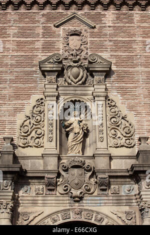 Au-dessus des détails architecturaux d'entrée de la Iglesia de las Carmelitas dans Poble Espanyol - le Village Espagnol à Barcelone, Catalon Banque D'Images