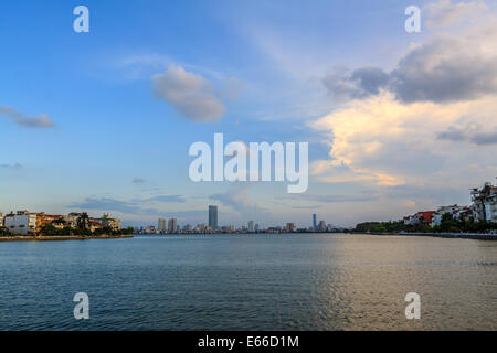 Coucher du soleil sur le lac de l'Ouest, Tay Ho, Hanoi, Vietnam Banque D'Images