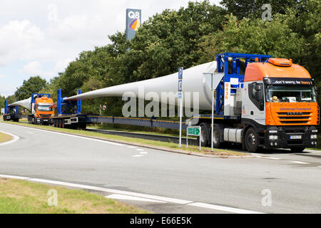 Les aubes de turbine de vent sur les camions de transport d'une station d'autoroute au Danemark Banque D'Images