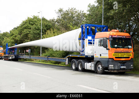 Les aubes de turbine de vent sur les camions de transport d'une station d'autoroute au Danemark Banque D'Images