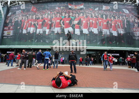 Manchester, UK. 16e Août, 2014. Sur la photo : Un homme se trouve sur le terrain pour prendre une photo de son ami à l'extérieur du Old Trafford. Samedi 16 août 2014 Re : Premier League Manchester United v Swansea City FC à l'Old Trafford, Manchester, Royaume-Uni. Credit : D Legakis/Alamy Live News Banque D'Images