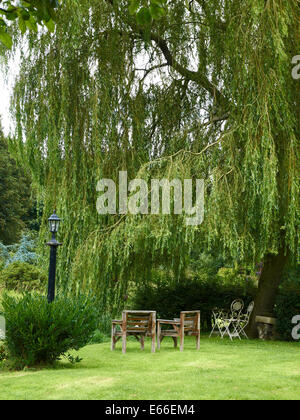 Jardin Nature morte avec des meubles traditionnels en Cheshire UK Banque D'Images