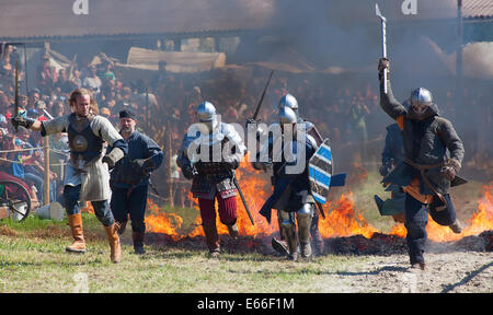 HINWIL, SUISSE - 18 MAI : hommes non identifiés dans la région de Knight armor runnung par le feu au cours de la reconstruction de tournoi près de Ky Banque D'Images