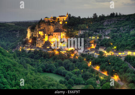 Le petit et pittoresque village de Rocamadour Dans le crépuscule Banque D'Images