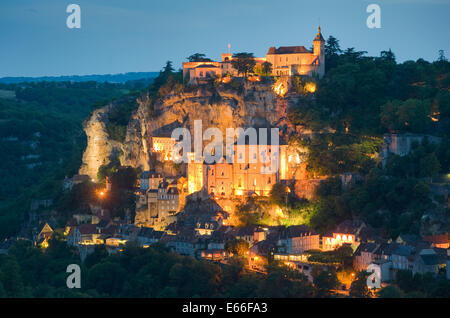 Le petit et pittoresque village de Rocamadour Dans le crépuscule Banque D'Images