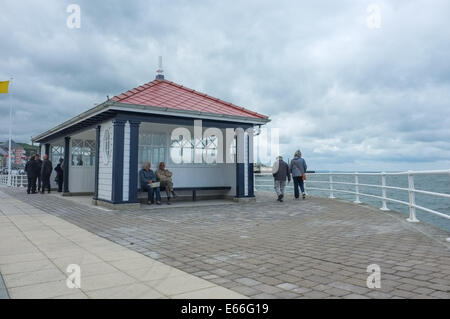 Pays de Galles Aberystwyth UK Samedi 16 Août 2014 Six mois après la tempête de l'hiver féroce laissé en ruines, l'abri public classé Grade II sur la promenade d'Aberystwyth est officiellement rouvert le samedi 16 août 2014 au cours de la ville, 'annuelle ea2Shore' festival. Credit : Keith morris/Alamy Live News Banque D'Images