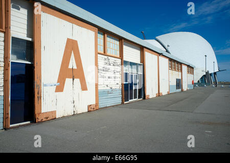 Anciens entrepôts à Victoria Quay, quais de Fremantle, Australie occidentale. Dans l'arrière-plan est le musée maritime moderne. Banque D'Images