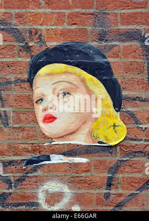 Une affiche déchirée d'un visage de jeune fille Sur Bedford Avenue à Williamsburg Brooklyn, New York Banque D'Images
