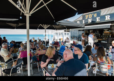 Aberystwyth, Pays de Galles, Royaume-Uni. 24 juillet, 2014. 1-après : PD's Diner 6 MOIS APRÈS LA TEMPÊTE. Six mois après les tempêtes dévastatrices presque détruit la promenade, le dernier des réparations au front de Aberystwyth terminé cette semaine. La clôture est venu révéler une prom, refuge rénové méconnaissable de l'endommagé une cet hiver. © Keith morris/Alamy dispose d' Banque D'Images