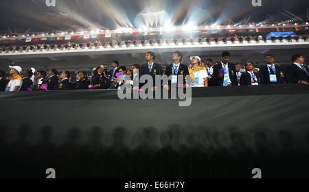 (140816) -- Nanjing, 16 août 2014 (Xinhua) -- l'auditoire regarder la cérémonie d'ouverture de la Nanjing 2014 Jeux Olympiques de la jeunesse à Nanjing, capitale de la province de Jiangsu, Chine orientale. (Xinhua/Fei Maohua)(lyq) Banque D'Images