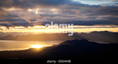 Coucher du soleil sur le lac Pedder, du Camp d'altitude sur le Mt Anne piste, au sud-ouest de la Tasmanie Banque D'Images