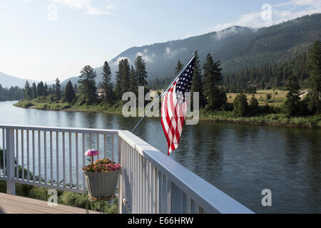 Vue panoramique de la rivière Clark Fork d'accueil en milieu rural le Montana, USA Banque D'Images