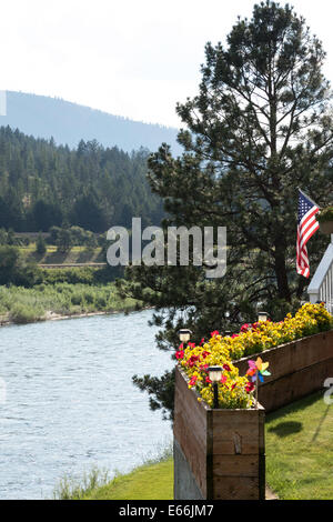 Vue panoramique de la rivière Clark Fork d'accueil en milieu rural le Montana, USA Banque D'Images