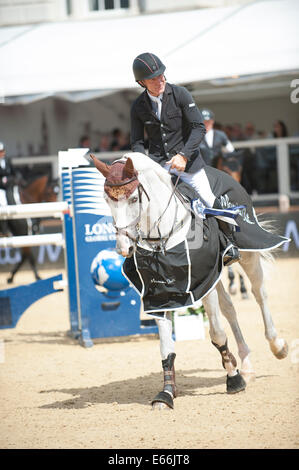 Londres, Royaume-Uni. 16e Août, 2014. La Longines Global Champions Tour de Londres. Michael Whitaker [FRA] équitation Elie van de Kolmen gagner le CSI5* Massimo Dutti Prix. Crédit : Stephen Bartholomew/Alamy Live News Banque D'Images