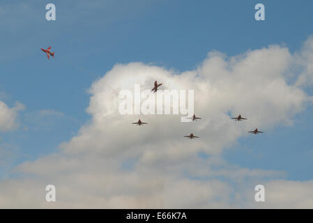 Biggin Hill, Kent, UK.16 août 2014.Royal Air Force flèches rouges afficher équipe basée à Biggin Hill pour le week-end, y compris les événements de vol 23-07-2013 Eastbourne. De plus en plus de nuages sur le terrain d'Kent historique.David Burr/Alamy Live News. Banque D'Images