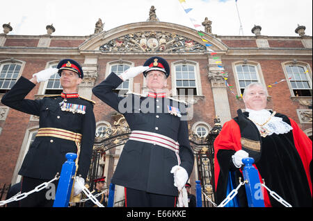 High Street, Worcester, Royaume-Uni. 16 août 2014. Première Guerre mondiale et a donné le salut des armes modernes à l'Hippodrome de Worcester comme l'un des points forts de la journée spéciale de l'artillerie, qui marque le 150e anniversaire de la ville de l'unité de la réserve de l'armée locale, 214 (Worcestershire) de la batterie de l'Artillerie royale. Photo : défilé de dignitaires salue le passant en face de Worcester's Guildhall. L-R:Le Général JR gratuitement l'ECS de l'Artillerie royale ; Lord Lieutenant de Worcestershire, Lt Col Patrick Holcroft OVG OBE, Maire de Worcester, Conseiller Alan Amos. Credit : Lee Thomas/Alamy Live News Banque D'Images