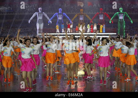 (140816) -- Nanjing, 16 août 2014 (Xinhua) -- Artistes jouent lors de la cérémonie d'ouverture de la Nanjing 2014 Jeux Olympiques de la jeunesse à Nanjing, capitale de la province de Jiangsu, Chine orientale. (Xinhua/Fei Maohua)(lyq) Banque D'Images