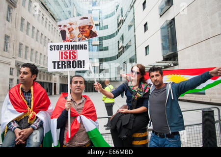 Londres, Royaume-Uni. 16 août, 2014. Des centaines de kurdes et leurs partisans se réunissent en dehors de la BBC Broadcasting House à se préoccuper de l'augmentation de la violence d'ISIS (État islamique en Iraq et en Syrie). Credit : Chaussée de presse Photos/Alamy Live News Banque D'Images