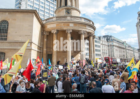 Londres, Royaume-Uni. 16 août, 2014. Des centaines de kurdes et leurs partisans se réunissent en dehors de la BBC Broadcasting House à se préoccuper de l'augmentation de la violence d'ISIS (État islamique en Iraq et en Syrie). Credit : Chaussée de presse Photos/Alamy Live News Banque D'Images