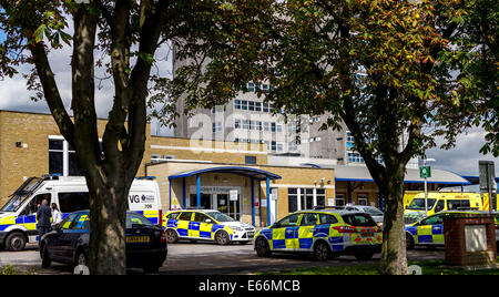 Southend On Sea, Essex, UK, le 16 août, 2014. Les présences de la police à l'extérieur de l'hôpital de Southend, 3 voiture de police, 1 fourgon de police et d'ambulances dans la vue. Les gens dans la vue. Banque D'Images