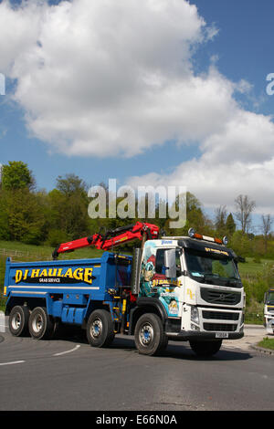 Un chariot qui se déplace autour d'un rond-point à Coulsdon, Surrey, Angleterre Banque D'Images