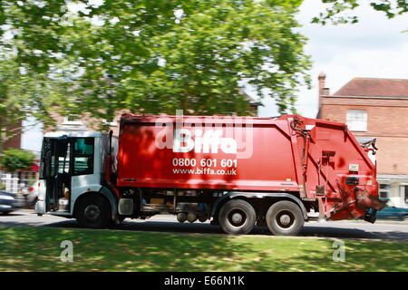 Refuser un chariot qui se déplace à travers la ville de Tenterden dans le Kent, Angleterre Banque D'Images