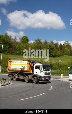 Un chariot qui se déplace autour d'un rond-point à Coulsdon, Surrey, Angleterre Banque D'Images