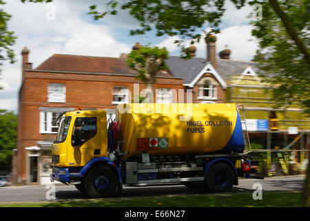 Un Nigel Collison camion-citerne de carburant voyager dans la ville rurale de Tenterden, dans le Kent, Angleterre Banque D'Images