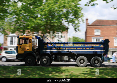 Un chariot qui se déplace à travers la ville rurale de Tenterden dans le Kent, Angleterre Banque D'Images