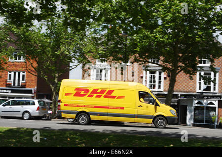 Un DHL van roulant dans la ville rurale de Tenterden dans le Kent, Angleterre Banque D'Images