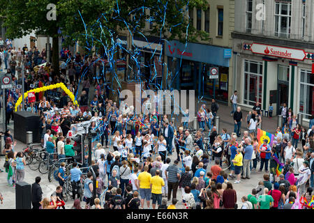 Cardiff, Wales, UK. 16e Août, 2014. La fierté LGBT 2014 Cymru Mardi Gras à Cardiff. Crédit : Matthieu Horwood/Alamy Live News Banque D'Images