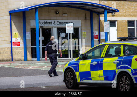 Southend on sea, Essex, UK - 16 août 2014 : l'Hôpital Universitaire de Southend. officier de la force à l'extérieur des frontières de l'hôpital de Southend, voiture de police dans la vue. À la suite d'un incident survenu à Tilbury dock Banque D'Images