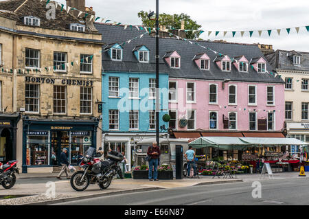 Centre-ville, avec vue sur les bâtiments de la période, des boutiques et étals de marché, Cirencester, Cotswolds, Gloucestershire, Angleterre, Royaume-Uni. Banque D'Images