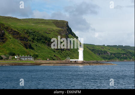 Tobermory phare sur l'île de Mull, en Ecosse. Banque D'Images
