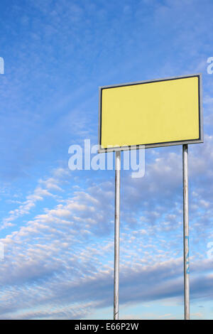 Petit signe vierge contre Deep blue sky background Banque D'Images