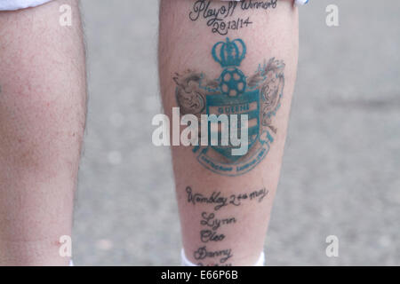 London,UK. 16 août 2014. Un supporter avec le club de Queens Park Rangers crest tatoué sur sa jambe. Les supporters de football arriver le jour de l'ouverture de la saison de la ligue de football anglaise entre dispositif de Queens Park Rangers FC et Hull FC à Loftus Road London Crédit : amer ghazzal/Alamy Live News Banque D'Images