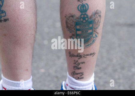 London,UK. 16 août 2014. Un supporter avec un écusson de club QPR tatoué sur sa jambe. Les supporters de football arriver le jour de l'ouverture de la saison de la ligue de football anglaise entre dispositif de Queens Park Rangers FC et Hull FC à Loftus Road London Crédit : amer ghazzal/Alamy Live News Banque D'Images