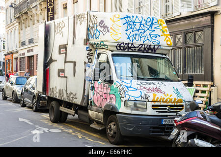 Spray graffiti peint sur un camion de livraison, Paris, France Banque D'Images