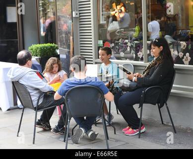 Seven Dials, Londres, Royaume-Uni. 16 août 2014. Les gens prendre boissons et nourriture à la festival gratuit. Les sept cadrans est libre du trafic et le couvercle dans le gazon artificiel que les gens apprécient le festival. Crédit : Matthieu Chattle/Alamy Live News Banque D'Images