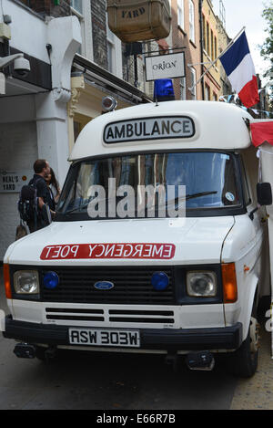 Seven Dials, Londres, Royaume-Uni. 16 août 2014. Un poète 'urgence' donne les ordonnances. Les sept cadrans est libre du trafic et le couvercle dans le gazon artificiel que les gens apprécient le festival. Crédit : Matthieu Chattle/Alamy Live News Banque D'Images