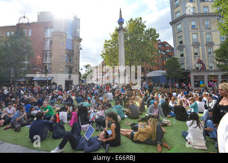 Seven Dials, Londres, Royaume-Uni. 16 août 2014. Les sept cadrans est libre du trafic et le couvercle dans le gazon artificiel que les gens apprécient le festival. Crédit : Matthieu Chattle/Alamy Live News Banque D'Images