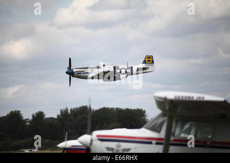 North American P-51 Mustang Cessna en premier plan Banque D'Images